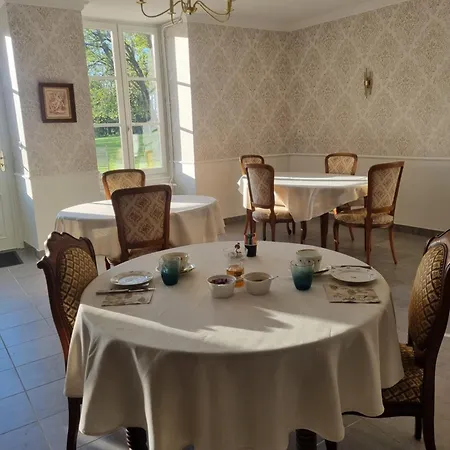 Chateau De La Motte - D'hotes Et Louchy-Montfand